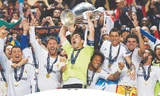 Đội trưởng Casillas nâng cao chiếc cúp Champions League thứ 10 trong lịch sử Real Madrid. Ảnh: Getty Images 