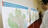 Người dân xem quy hoạch hệ thống đô thị, sử dụng đất và giao thông khu vực Vùng Thủ đô. Ảnh: L.H.V