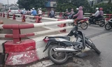 Xe máy đâm vào lan can, chủ xe bay xuống đất