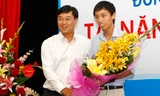 Bí thư T.Ư Đoàn Lê Quốc Phong tặng hoa và học bổng cho Nguyễn Thế Hoàn. Ảnh: Như Ý