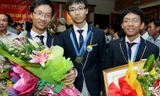 3 học sinh đoạt huy chương vàng Olympic Toán quốc tế 2013: Cấn Trần Thành Trung, Võ Anh Đức (giữa) và Phạm Tuấn Huy (trái). (Ảnh TL/Một Thế Giới)