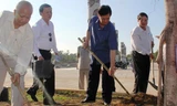 Thủ tướng Nguyễn Tấn Dũng trồng cây tại khuôn viên tượng đài Mẹ VNAH