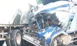 Chiếc xe tải biến dạng sau vụ tai nạn