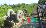 Bị tàu hỏa húc văng, xe công nông nát tươm