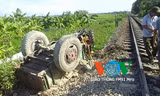 Bị tàu hỏa húc văng, xe công nông nát tươm