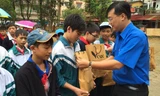 Bí thư T.Ư Đoàn Lê Quốc Phong trao quà Trung thu cho các em nhỏ tại Sa pa. ảnh: Anh Quân