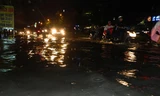Phố ngập thành sông sau mưa, người Sài Gòn lội bì bõm
