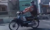Nam thanh niên điều khiển xe máy bằng hai chân cực kỳ nguy hiểm.