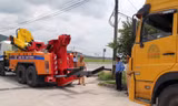Lực lượng CSGT Công an Hà Tĩnh điều xe chuyên dụng hỗ trợ xử lý đoàn xe bất hợp tác với trạm cân 