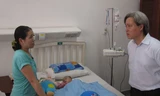 Ông Don Lam thăm một trẻ em bị bệnh tim mới được phẫu thuật