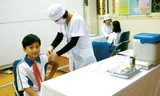 Tiêm vắc xin sởi-rubella cho trẻ trong chiến dịch tại trường học