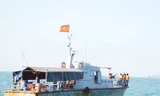  Tàu của Biên phòng Việt Nam làm nhiệm vụ bảo vệ an toàn cho việc kéo cáp ngầm trên biển Phú Quốc
