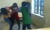 Phản cảm hình ảnh nữ sinh đánh nhau loạn xạ trong lớp