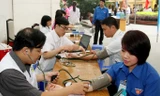 Đoàn viên thanh niên hiến máu tại Bộ Giao thông vận tải - Hà Nội. Ảnh: Ngọc châu