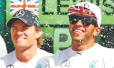 Hamilton (phải) và đồng đội Rosberg tại một giải đua. ảnh: Getty images 