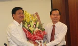 Bộ trưởng Đinh La Thăng chúc mừng ông Nguyễn Văn Huyện nhận Quyết định bổ nhiệm Tổng cục trưởng Tổng cục Đường bộ VN. Ảnh: Giao thông Vận tải