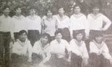 9 người lính Trường Sa (mặc áo hải quân) bị Trung Quốc bắt giữ được thả về sau 3 năm giam giữ trái phép (tác giả chụp lại từ ảnh tư liệu)
