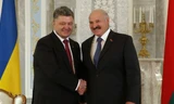 Tổng thống Belarus Alexander Lukashenko (phải) và Tổng thống Ukraine Petro Poroshenko tại cuộc họp thượng đỉnh hôm 26/8. Nguồn: AFP/TTXVN