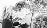 Hằng ngày Phạm Minh Đáp cùng chiếc xe đạp đi khắp các con phố bán hàng rong mưu sinh