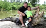 Cậu bé 5 tuổi cưỡi cá sấu khổng lồ “nối tiếp truyền thống“