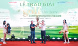 Ông Nguyễn Bá Kiên, Tổng biên tập Báo Giao thông, Trưởng ban Tổ chức trao cúp cho nhà vô địch Nguyễn Hồng Hải