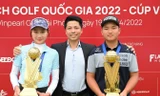 Ông Nguyễn Thái Dương (giữa)- HLV trưởng đội tuyển golf Việt Nam và hai học trò Khuê Minh- Anh Minh (hai nhà đương kim vô địch quốc gia)