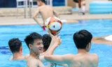 Cầu thủ U22 Việt Nam thư giãn ở bể bơi sau trận thắng Singapore 