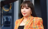 Park Bom khiến công chúng hoảng hốt khi xuất hiện trên thảm đỏ với gương mặt sưng phù
