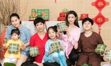 Mẹ con Trương Quỳnh Anh cùng nhà Xuân Lan, Thân Thúy Hà gói bánh chưng đón Tết