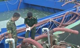 Bộ đội Biên phòng TPHCM bắt giữ những chiếc sà lan khai thác cát trái phép. Ảnh Việt Văn