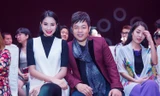 Người đẹp Phạm Hương ngồi cạnh ca sĩ Quang Lê trên hàng ghế khán giả khi theo dõi show diễn của NTK Nhật Dũng.