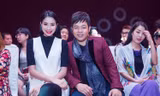 Người đẹp Phạm Hương ngồi cạnh ca sĩ Quang Lê trên hàng ghế khán giả khi theo dõi show diễn của NTK Nhật Dũng.