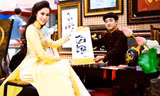 Người đẹp Tố Uyên dạo phố ông đồ xin chữ đầu năm