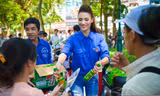 Hồng Quế đội nắng đi phát nước cho sĩ tử