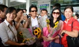 Vợ chồng Chế Linh bị fan 'vây kín' ở sân bay Tân Sơn Nhất