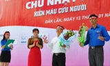Đại diện báo Tiền Phong trao kỷ niệm chương cho đơn vị đăng cai và cá nhân xuất sắc tại CNĐ lần thứ I.