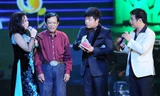 Nhạc sĩ Vinh Sử (áo đỏ) trong một show diễn.