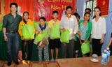 Vợ chồng Dustin Nguyễn lặn lội vào Huế làm từ thiện