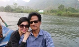 Chế Linh và vợ tình cảm khi đi vãn cảnh chùa Hương.