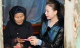 Trà Ngọc Hằng đi chúc Tết các nghệ nhân dân gian