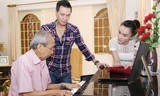 Nhạc sĩ Nguyễn Ánh 9 đệm đàn cho Nguyễn Hưng tập hát