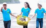 Kỳ Duyên miệt mài thu gom rác ở bãi biển Cát Bà