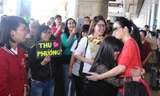 Thu Phương bị fan vây kín ở sân bay