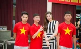 Á hậu Tú Anh cổ vũ đoàn thể thao Việt Nam đi Seagame
