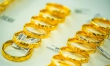 Giá vàng thế giới tăng mạnh, trong nước ngược chiều 