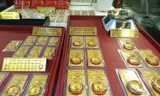 Giá vàng thế giới giảm nhẹ, trong nước neo cao