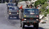 Một đoàn xe của quân đội Ấn Độ di chuyển dọc theo đường cao tốc dẫn tới Ladakh, tại Gagangeer ở quận Ganderbal của Kashmir ngày 18/6