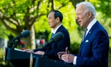 Tổng thống Mỹ Joe Biden và Thủ tướng Nhật Bản Yoshihide Suga tổ chức một cuộc họp báo tại Nhà Trắng vào ngày 16 tháng 4 năm 2021. © Getty Images / Doug Mills-Pool