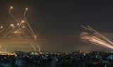 Hệ thống đánh chặn Vòm Sắt (Iron Dome), bên trái, phóng tên lửa đánh chặn về phía các rocket bắn từ Beit Lahia ở phía bắc Gaza, ngày 14 tháng 5 năm 2021. Anas Baba / Getty Images