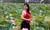 Thiếu nữ áo yếm gợi cảm với mùa sen Hà Nội